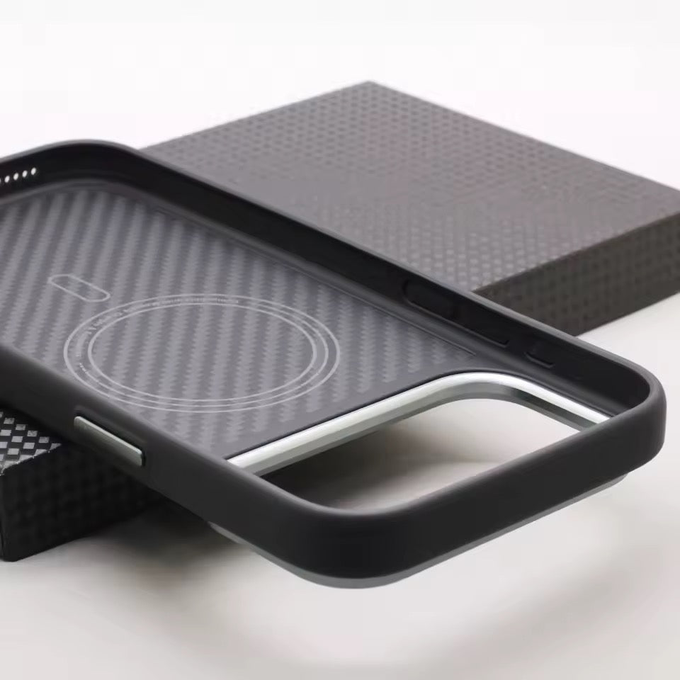 Dünne MagSafe/Magnet Carbon Optik Hülle/Case mit Silikon Rahmen für iPhone 17 Pro, 17 Pro Max | ZITOCASES®