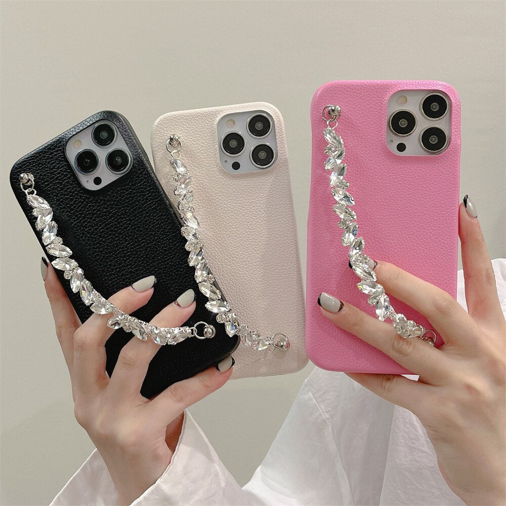 Elegante Kunstleder Hülle/Case (inkl. Diamant Kette) für iPhone 16, 16 Plus, 16 Pro, 16 Pro Max, 16e, 15, 15 Plus, 15 Pro, 15 Pro Max, 14, 14 Plus, 14 Pro, 14 Pro Max, 13, 13 Pro, 13 Pro Max, 13 Mini, 12, 12 Pro, 12 Pro Max, 12 Mini, SE, 11, 11 Pro | ZITOCASES®