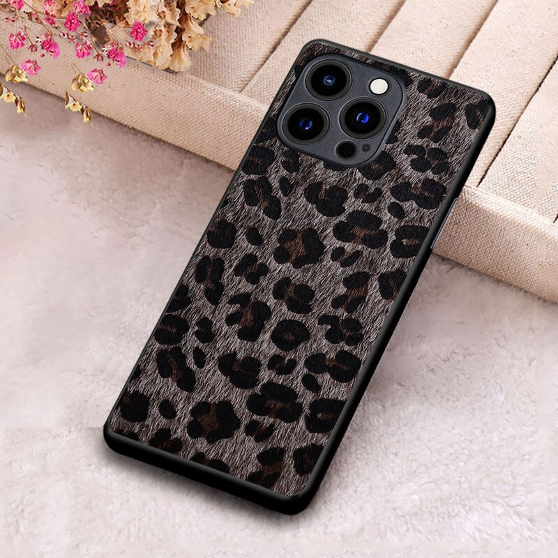 Weiche Stoff/Kunstfell Tierfell/Leopard Hülle/Case für iPhone 16, 16 Plus, 16 Pro, 16 Pro Max, 16e, 15, 15 Plus, 15 Pro, 15 Pro Max, 14, 14 Plus, 14 Pro, 14 Pro Max, 13, 13 Pro, 13 Pro Max, 13 Mini, 12, 12 Pro, 12 Pro Max, 12 Mini, SE, 11, 11 Pro | ZITOCASES®