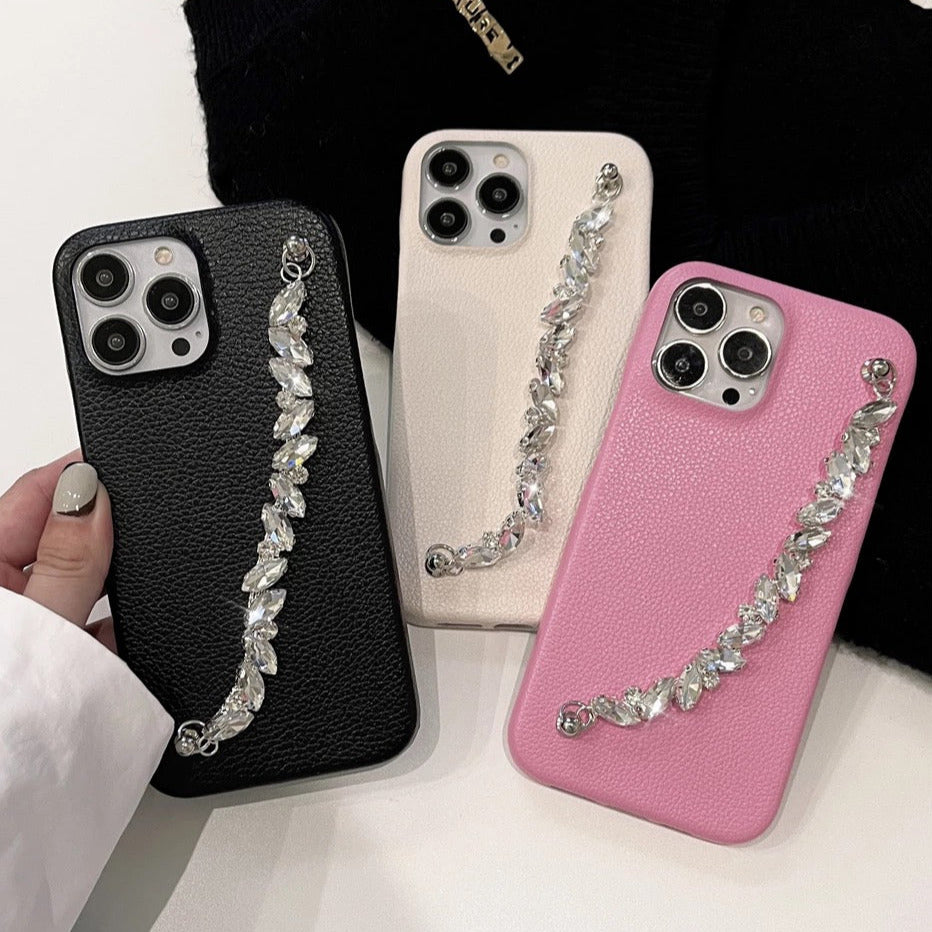 Elegante Kunstleder Hülle/Case (inkl. Diamant Kette) für iPhone 16, 16 Plus, 16 Pro, 16 Pro Max, 16e, 15, 15 Plus, 15 Pro, 15 Pro Max, 14, 14 Plus, 14 Pro, 14 Pro Max, 13, 13 Pro, 13 Pro Max, 13 Mini, 12, 12 Pro, 12 Pro Max, 12 Mini, SE, 11, 11 Pro | ZITOCASES®